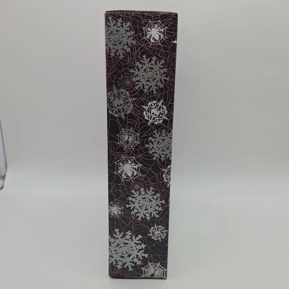 NEW Monster High Howliday Winter Edition Draculaura Doll Limited Holiday Shipper